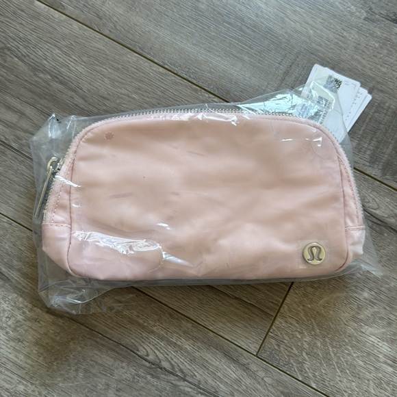 NWT Lululemon Everywhere Belt Bag 1L Worldmark Pink Mist - Picture 7 of 8